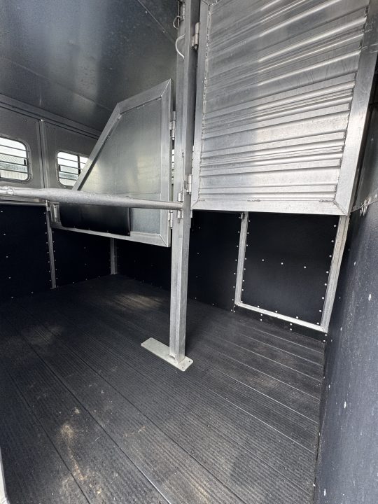 Consignment 2007 Dream Coach 3H Slant BP Horse Trailer w/ Dressing Room