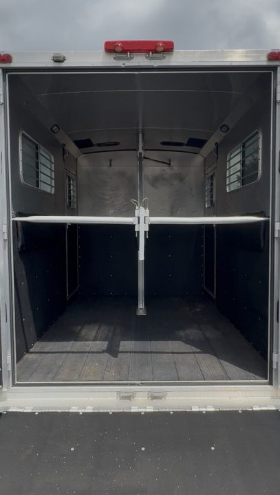 Consignment 2007 Dream Coach 3H Slant BP Horse Trailer w/ Dressing Room