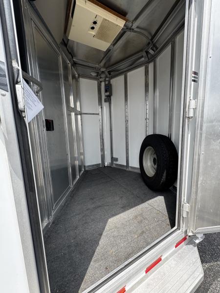 Consignment 2007 Dream Coach 3H Slant BP Horse Trailer w/ Dressing Room