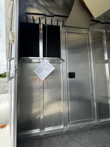 Consignment 2007 Dream Coach 3H Slant BP Horse Trailer w/ Dressing Room