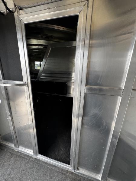 Consignment 2007 Dream Coach 3H Slant BP Horse Trailer w/ Dressing Room