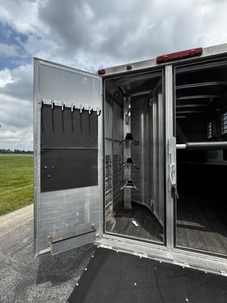 Consignment 2007 Dream Coach 3H Slant BP Horse Trailer w/ Dressing Room