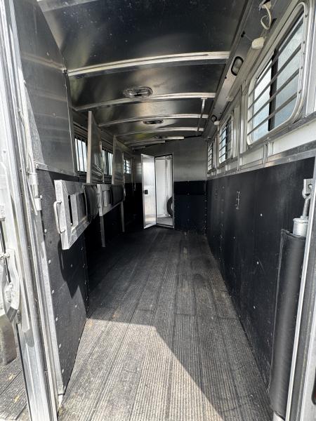 Consignment 2007 Dream Coach 3H Slant BP Horse Trailer w/ Dressing Room