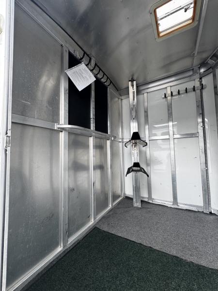 Consignment 2007 Dream Coach 3H Slant BP Horse Trailer w/ Dressing Room