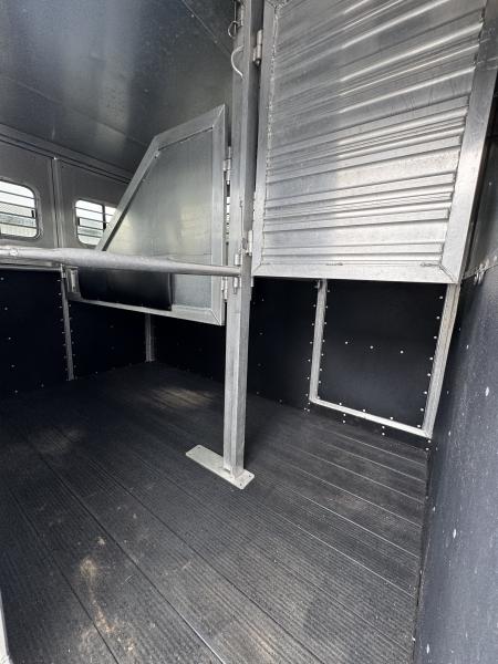 Consignment 2007 Dream Coach 3H Slant BP Horse Trailer w/ Dressing Room