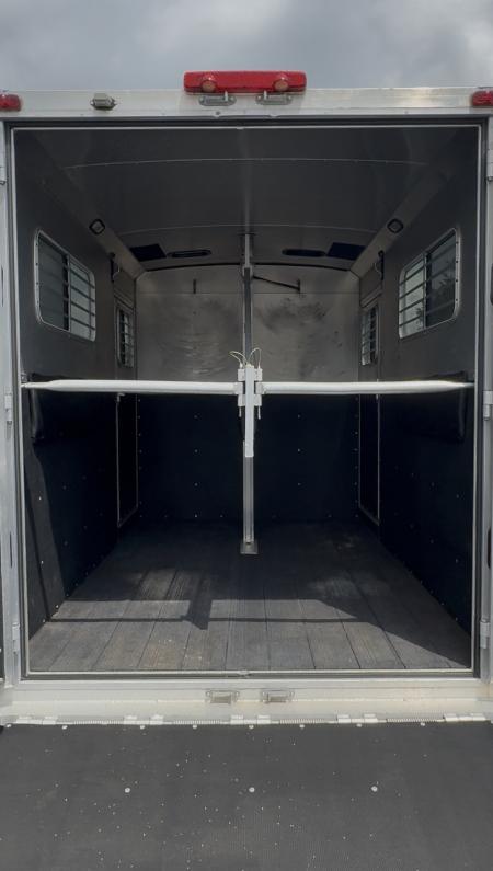 Consignment 2007 Dream Coach 3H Slant BP Horse Trailer w/ Dressing Room