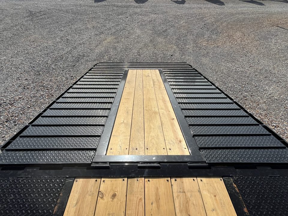 New 2027 MAXXD Hydraulic Dovetail Gooseneck Trailer | 34' x 102' 30K GVWR