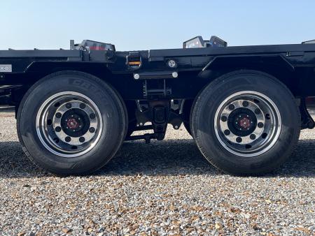 New 2027 MAXXD Hydraulic Dovetail Gooseneck Trailer | 34' x 102' 30K GVWR