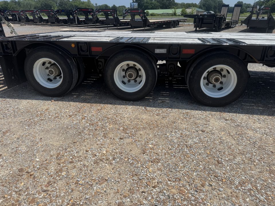 Used 2025 Behnke 102"x33' 25 TON Pintle Hitch Trailer *AIR RAMPS*