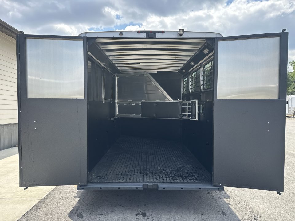 New 2026 Logan Coach Bullseye XL 3 Horse with Closet TacK