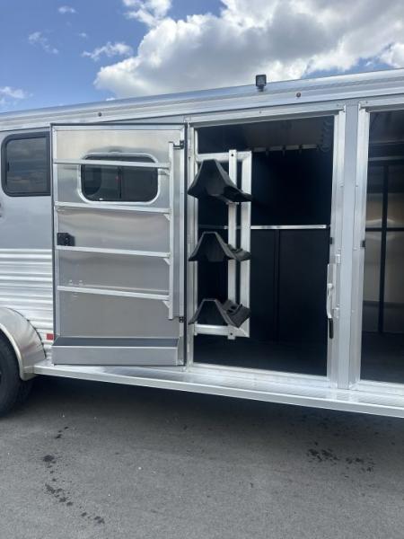 New 2026 Logan Coach Bullseye XL 3 Horse with Closet TacK