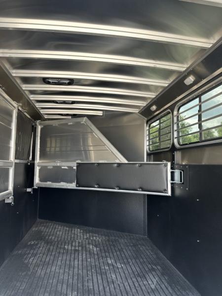 New 2026 Logan Coach Bullseye XL 3 Horse with Closet TacK
