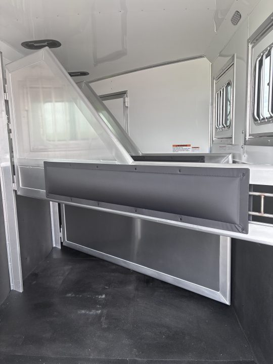 New 2027 Lakota 3H 9'LQ Horse Trailer