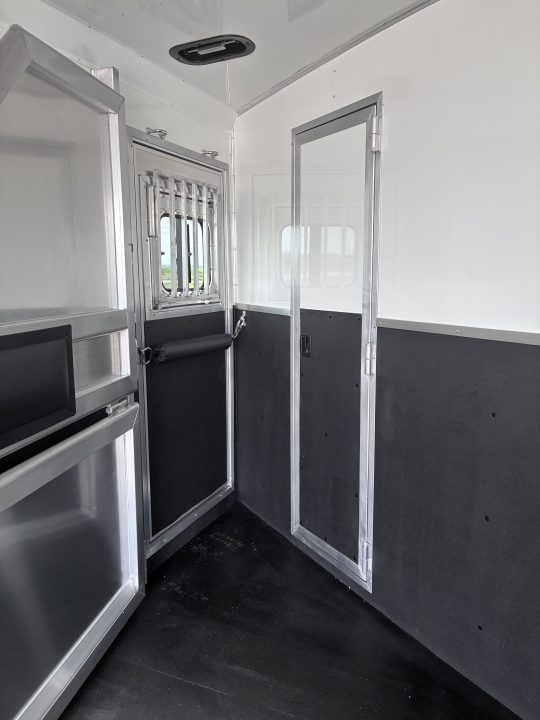 New 2027 Lakota 3H 9'LQ Horse Trailer