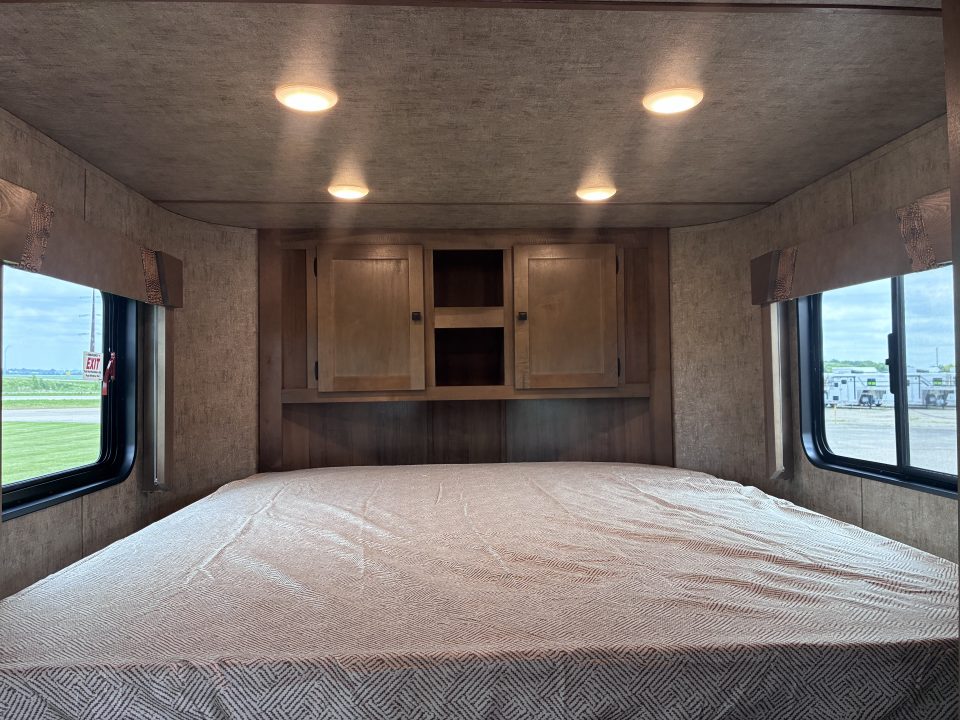 New 2027 Lakota 3H 9'LQ Horse Trailer