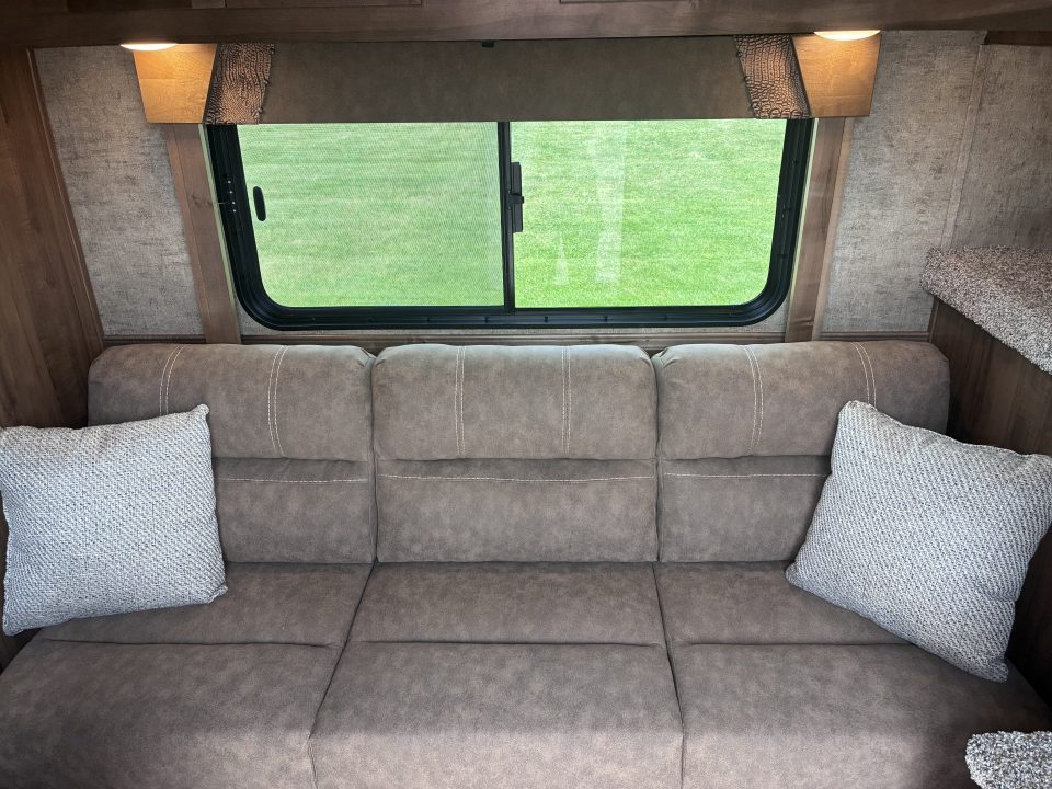 New 2027 Lakota 3H 9'LQ Horse Trailer
