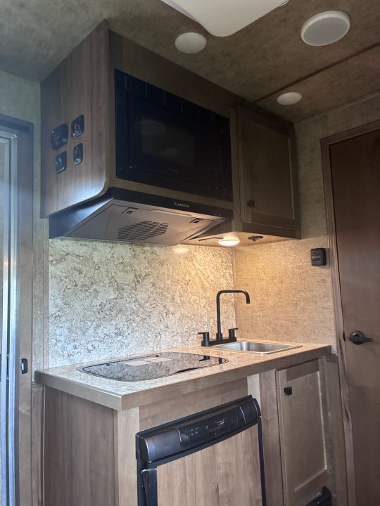 New 2027 Lakota 3H 9'LQ Horse Trailer