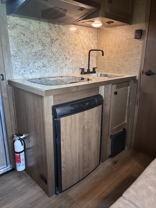 New 2027 Lakota 3H 9'LQ Horse Trailer