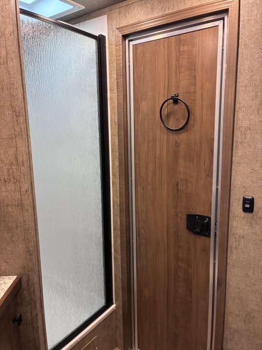 New 2027 Lakota 3H 9'LQ Horse Trailer