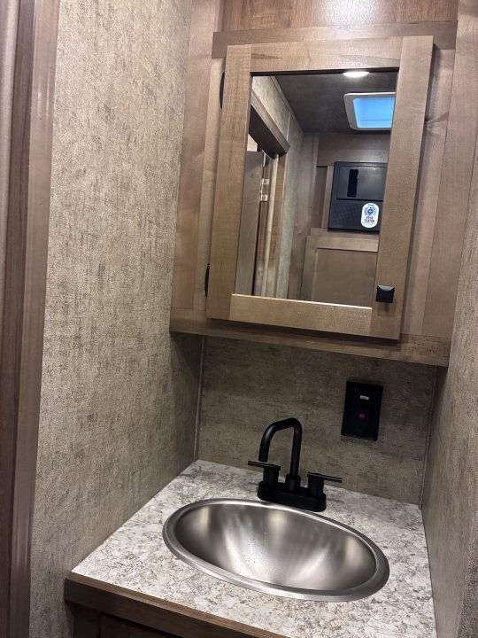 New 2027 Lakota 3H 9'LQ Horse Trailer