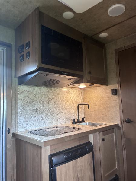 New 2027 Lakota 3H 9'LQ Horse Trailer