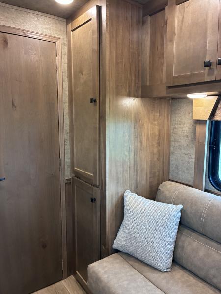 New 2027 Lakota 3H 9'LQ Horse Trailer