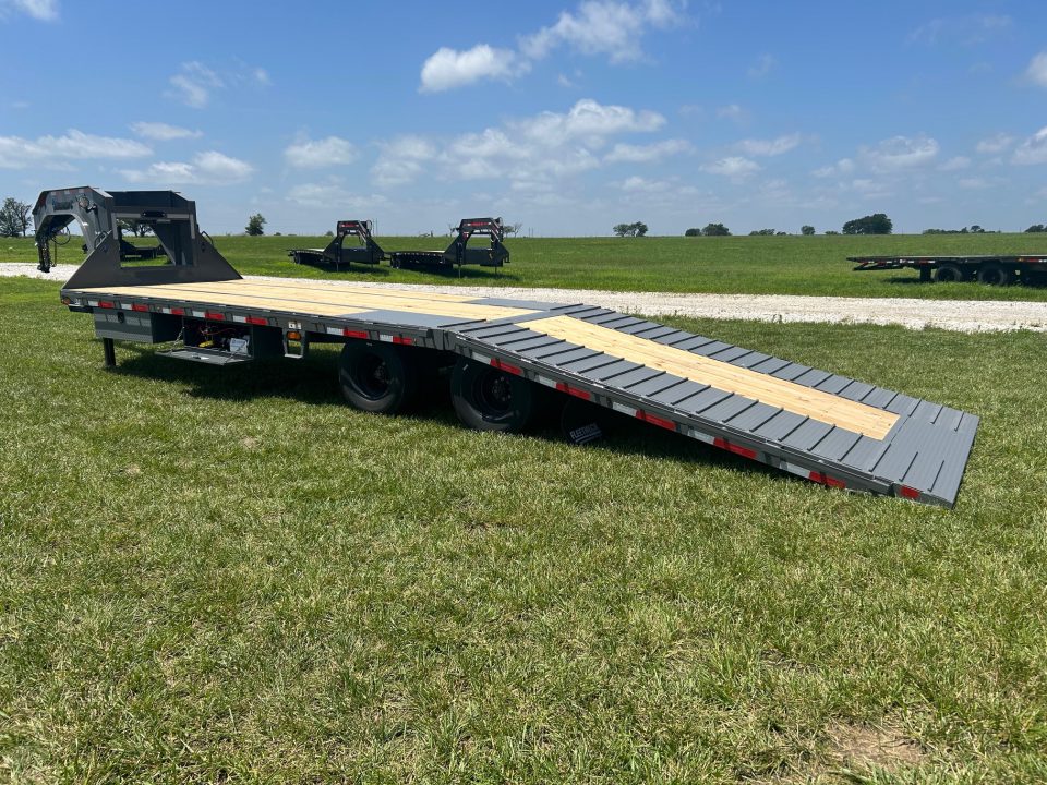 New 2026 Diamond C 102x30 Tandem 25.9K GN Pacesetter Hydrotail w/ Hydraulic Jacks, EOH Brakes, & Full Steel Cleats on Dove