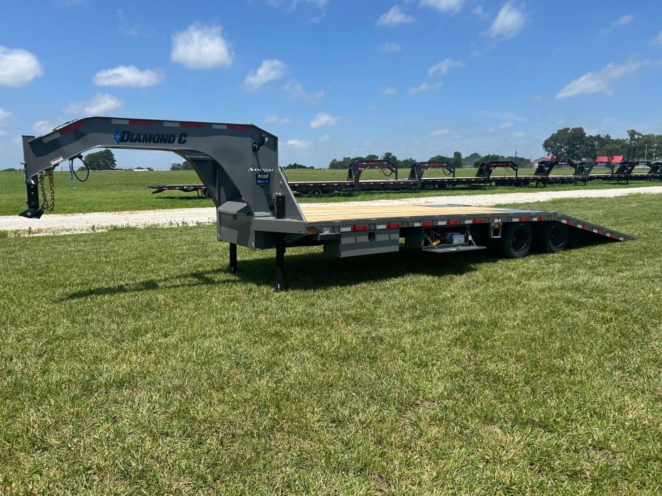 New 2026 Diamond C 102x30 Tandem 25.9K GN Pacesetter Hydrotail w/ Hydraulic Jacks, EOH Brakes, & Full Steel Cleats on Dove