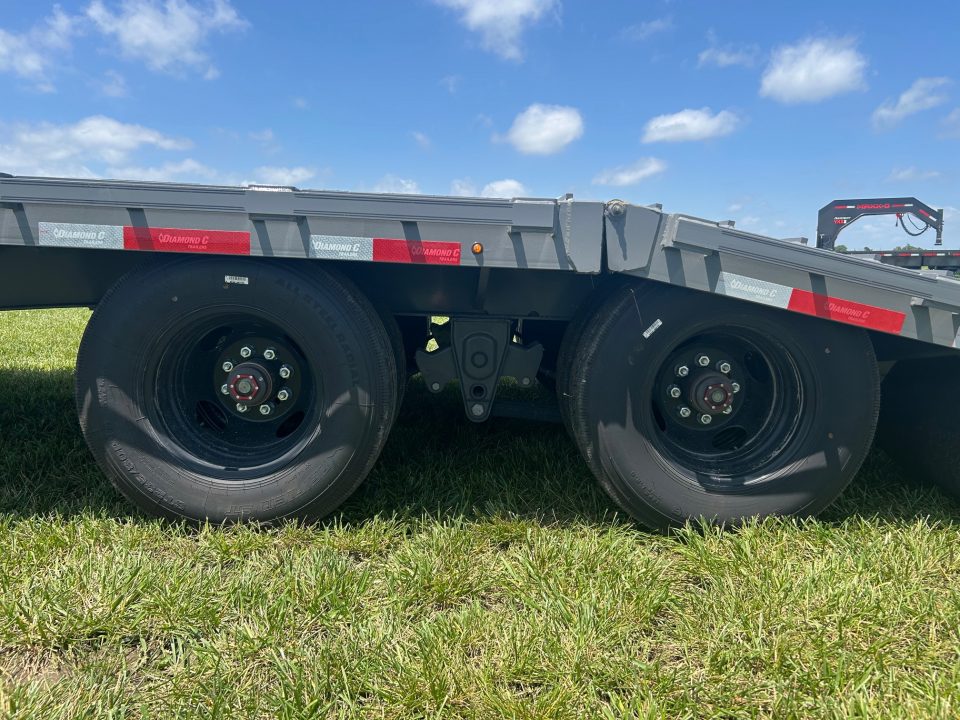 New 2026 Diamond C 102x30 Tandem 25.9K GN Pacesetter Hydrotail w/ Hydraulic Jacks, EOH Brakes, & Full Steel Cleats on Dove