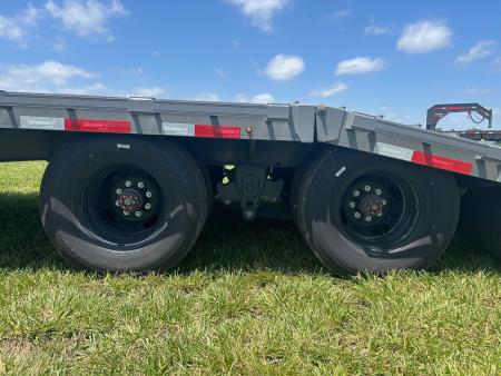New 2026 Diamond C 102x30 Tandem 25.9K GN Pacesetter Hydrotail w/ Hydraulic Jacks, EOH Brakes, & Full Steel Cleats on Dove