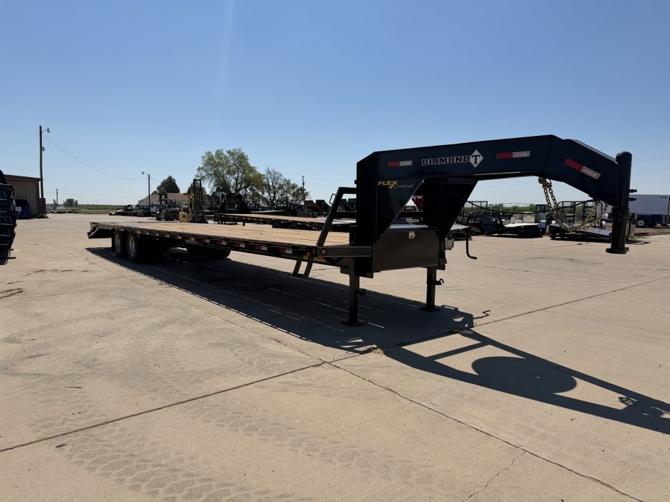 New 2026 Diamond T 8.5-40 Tandem Dual Gooseneck Deckover Equipment Hauler W/ MAXX Ramps and HDSS 25.9K GVWR