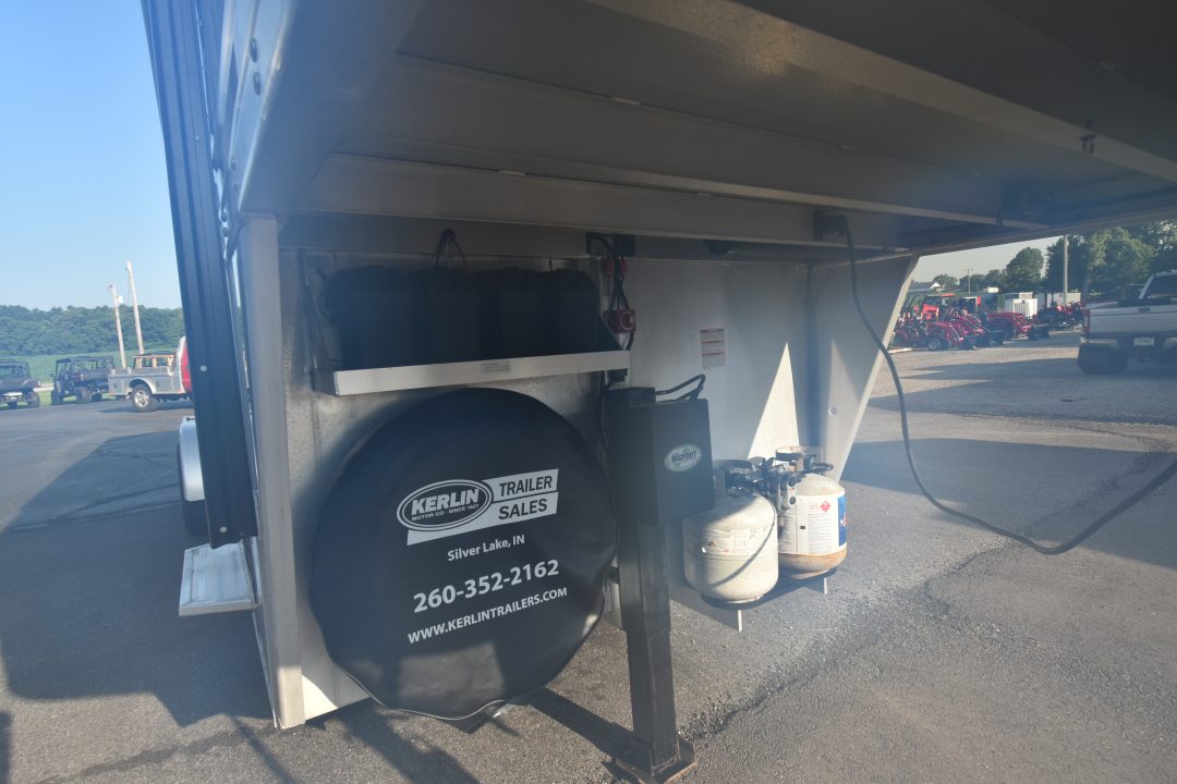 Used 2020 Lakota CH27 Horse Trailer