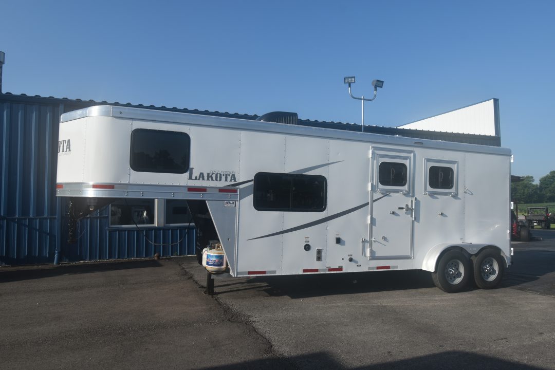 Used 2020 Lakota CH27 Horse Trailer