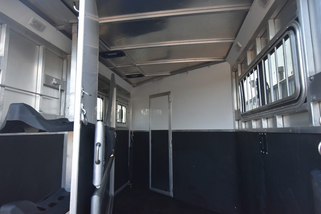 Used 2020 Lakota CH27 Horse Trailer