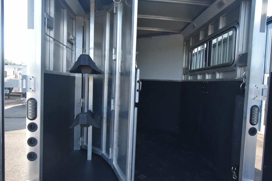 Used 2020 Lakota CH27 Horse Trailer