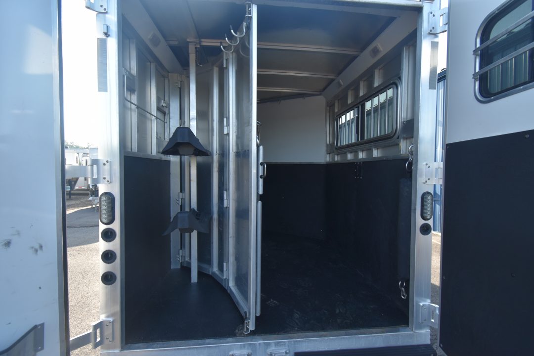 Used 2020 Lakota CH27 Horse Trailer