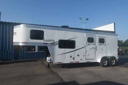 Used 2020 Lakota CH27 Horse Trailer