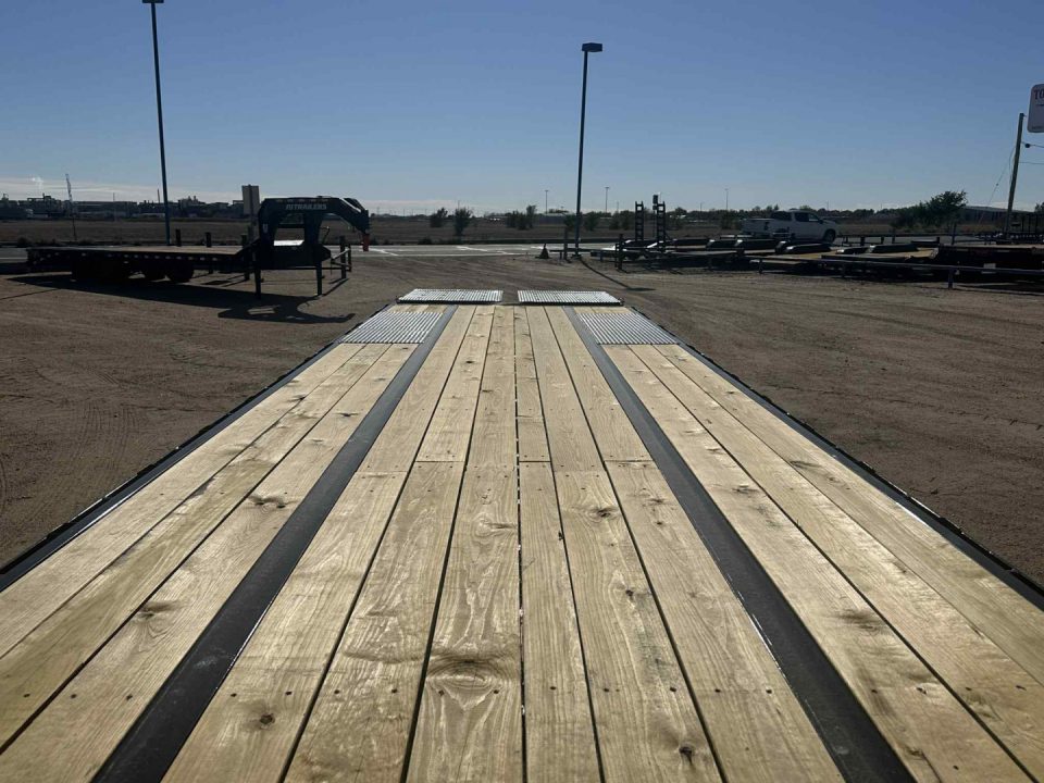New 2027 PJ 32' Low-Pro Flatdeck with Duals (LD) Gooseneck (12k)