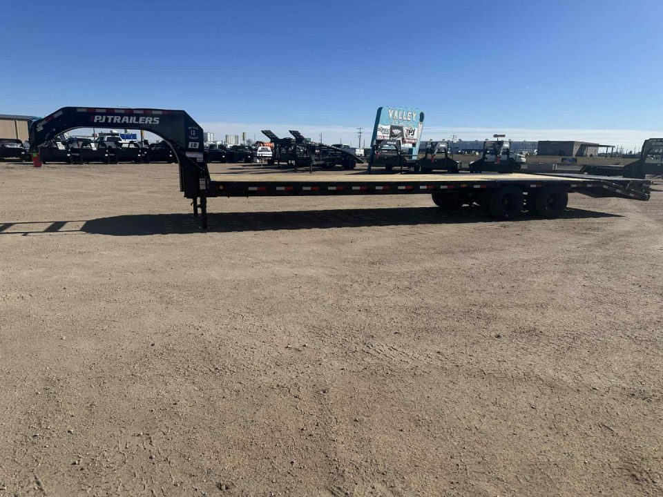 New 2027 PJ 32' Low-Pro Flatdeck with Duals (LD) Gooseneck (12k)