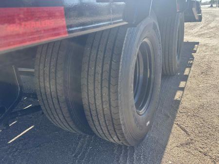 New 2027 PJ 32' Low-Pro Flatdeck with Duals (LD) Gooseneck (12k)