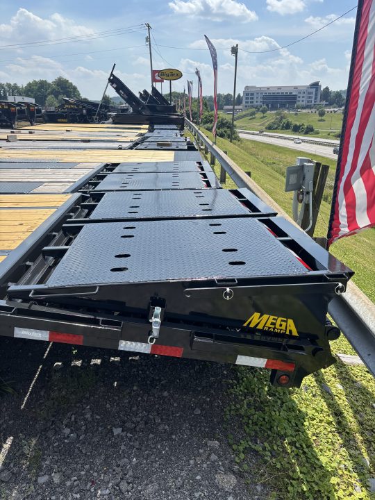 New 2027 Big Tex Trailers 35+5 22GN Deckover Trailer