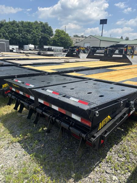 New 2027 Big Tex Trailers 20+5 22GN Deckover Trailer