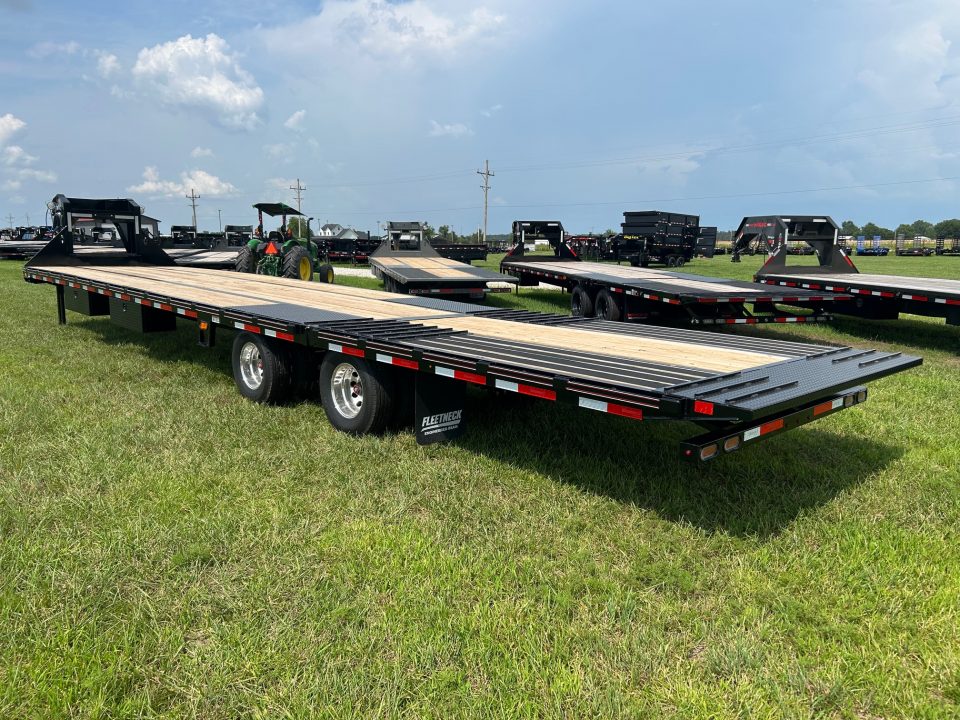 New 2026 Diamond C 102x40 Tandem 25.9K GN Pacesetter Hydrotail w/ Hydraulic Jacks, EOH Brakes, & Aluminum Wheels