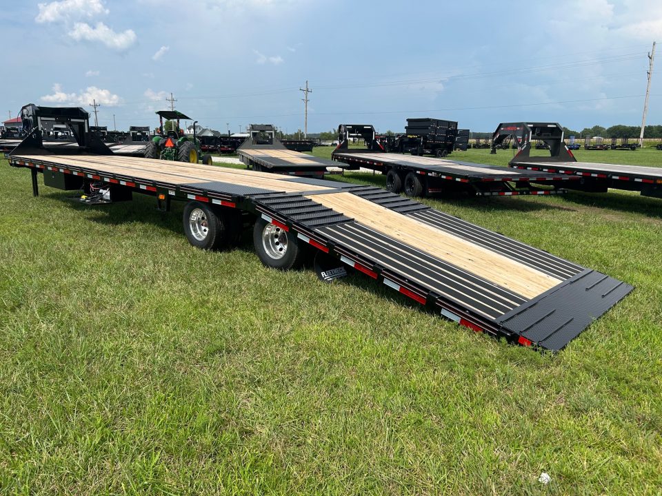 New 2026 Diamond C 102x40 Tandem 25.9K GN Pacesetter Hydrotail w/ Hydraulic Jacks, EOH Brakes, & Aluminum Wheels