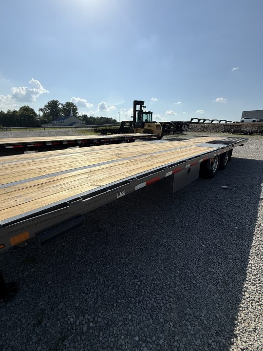New 2026 Diamond C FMAX 210 30’ Flatbed Trailer, HYDRAULIC JACKS AND DOVETAIL, ALUMINUM OUTER WHEELS, 14 PLY TIRES