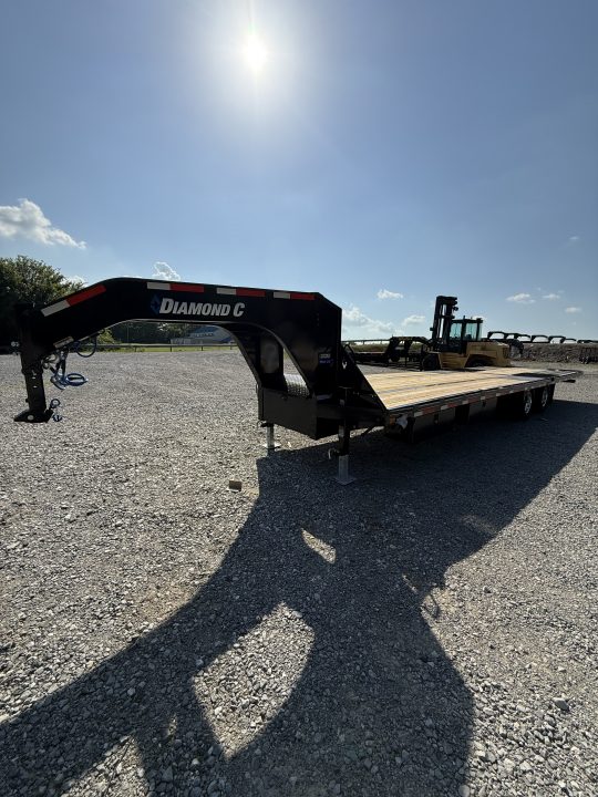 New 2026 Diamond C FMAX 210 32’ Flatbed Trailer, HYDRAULIC DOVETAIL, 2SPD DROP LEG JACKS, ALUMINUM OUTER WHEELS, 14 PLY TIRES