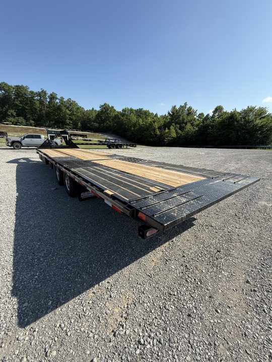 New 2026 Diamond C FMAX 210 32’ Flatbed Trailer, HYDRAULIC DOVETAIL, 2SPD DROP LEG JACKS, ALUMINUM OUTER WHEELS, 14 PLY TIRES