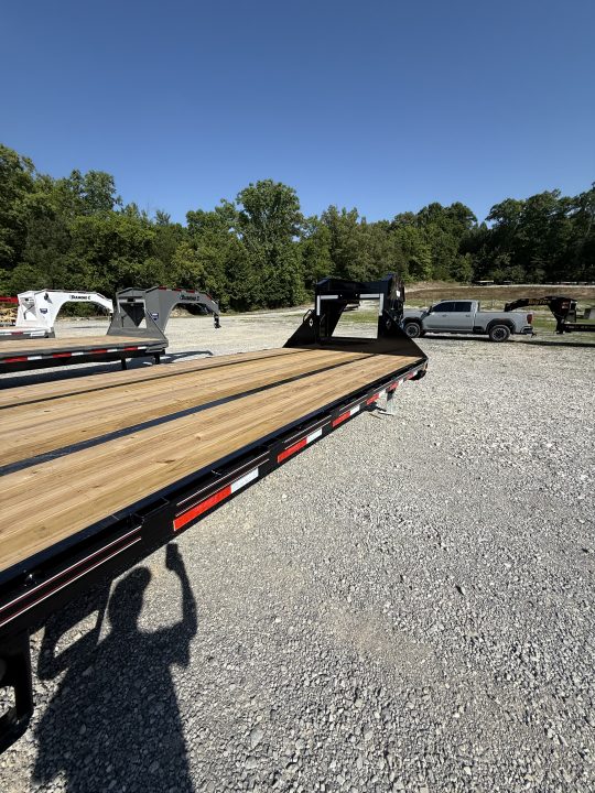 New 2026 Diamond C FMAX 210 32’ Flatbed Trailer, HYDRAULIC DOVETAIL, 2SPD DROP LEG JACKS, ALUMINUM OUTER WHEELS, 14 PLY TIRES