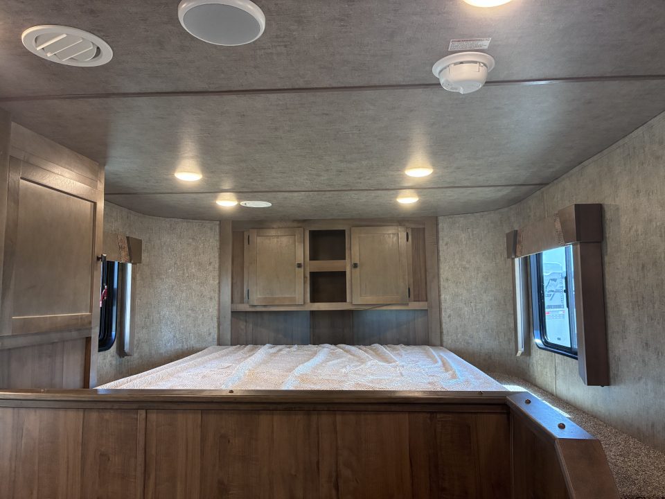New 2027 Lakota Legacy 3H 9'LQ Horse Trailer