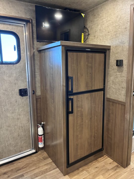 New 2027 Lakota Legacy 3H 9'LQ Horse Trailer